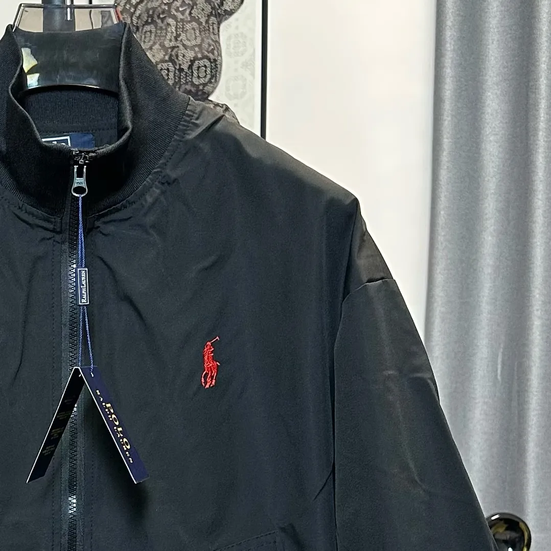 P320 Ralh Lauren men's old money style veteran stand collar workwear Harrington jacket. Ralh Lauren has gone crazy this year. The upper body of major Internet celebrities. The fabric has a double-layer shin feel and is full of weight! It's not as heavy as a regular jacket, and the ordinary cotton material feels really different. This one is super comfortable, soft and stylish, and has a green plaid interior that has a retro movie fashion feel! The fit is loose but not baggy. The size is just right and not too picky. The dropped shoulder design modifies the shoulder shape without making it look bulky. This silhouette is a style that will never go out of style after being worn for a long time. The upper body is also very durable and recognizable. The loose and reasonable fit can be worn by both men and women, making it easy to create a clean and refreshing youthful look. The embroidery on the chest is all German Oman embroidery fiber with original data. The embroidery process is very particular. It uses Japanese Tajima machines to ensure the embroidery is exquisite and three-dimensional. That is what I said is different from the ones on the market. Regarding the workmanship, the version is a loose version and can be used by boys and girls!! Color: black, navy, size: S-XL